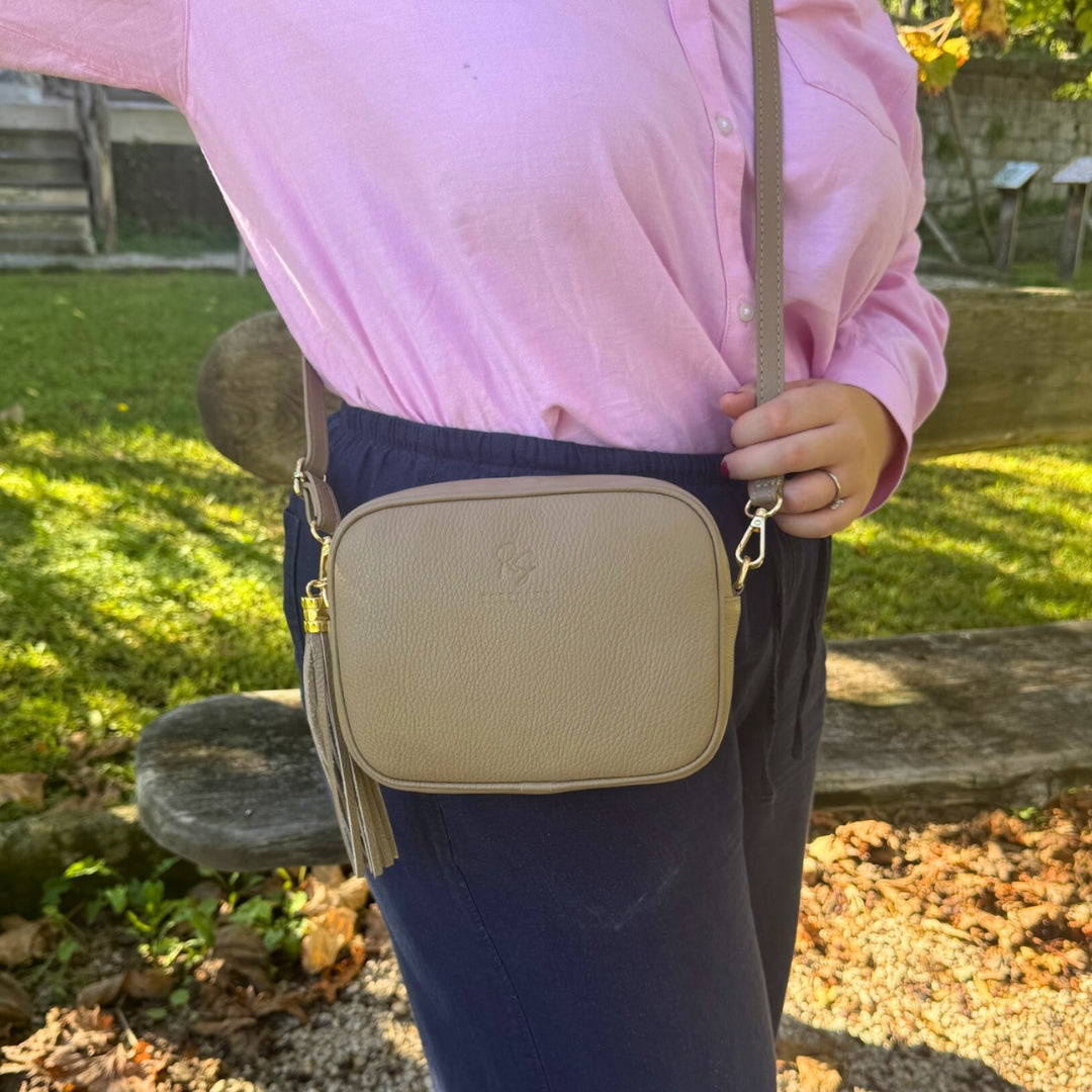 La Piccola borsa a tracolla con Cerniera Singola e Tracolla Regolabile