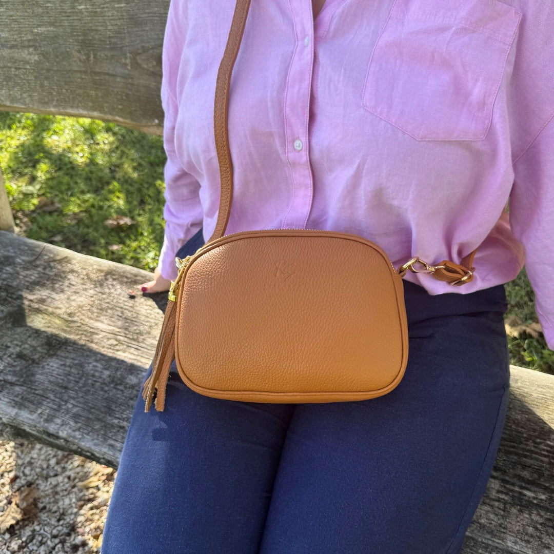 La Piccola Borsa a Tracolla con Tripla Cerniera e Tracolla Regolabile