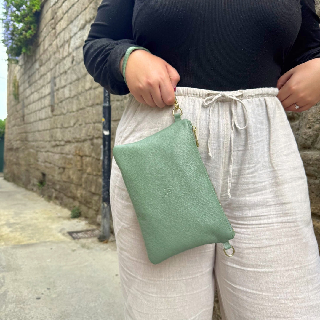 La Wristlet Convertibile con Catena Opzionale e Tracolla Regolabile