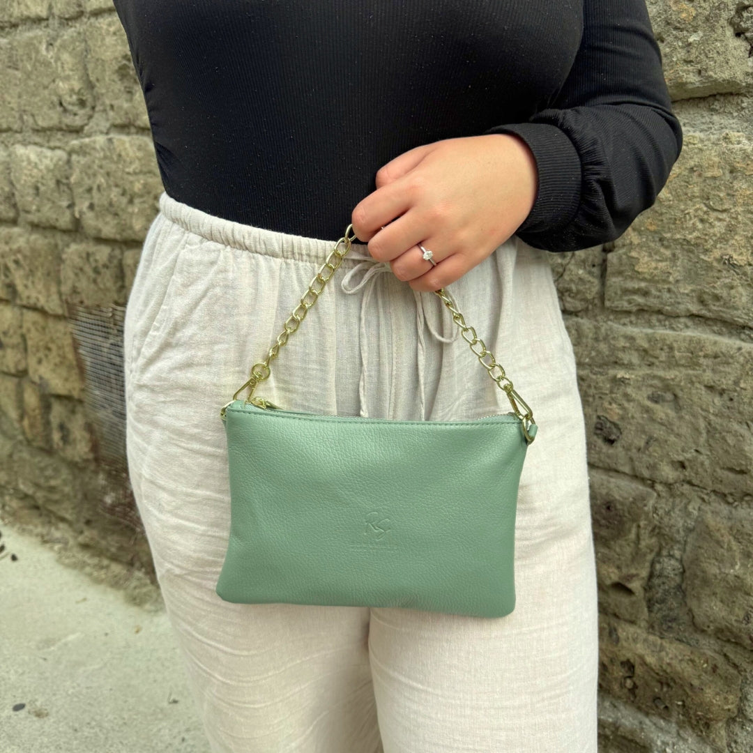 La Wristlet Convertibile con Catena Opzionale e Tracolla Regolabile