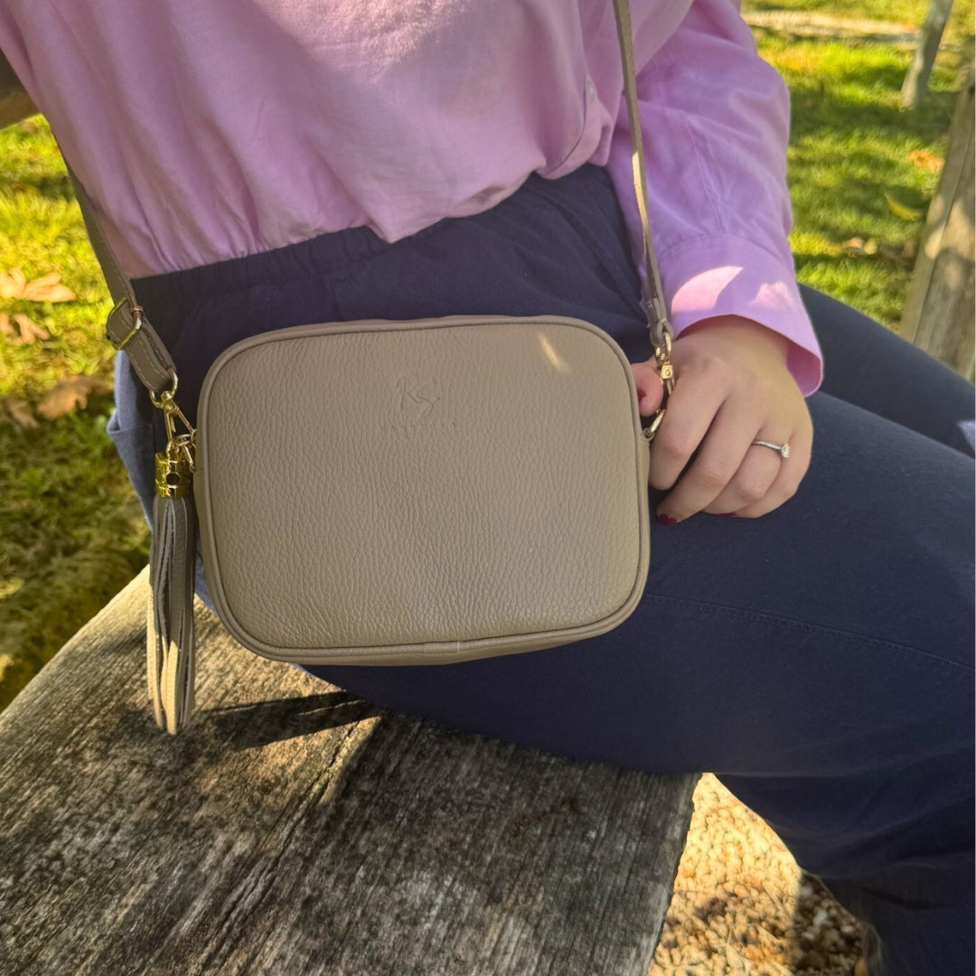 La Piccola borsa a tracolla con Cerniera Singola e Tracolla Regolabile